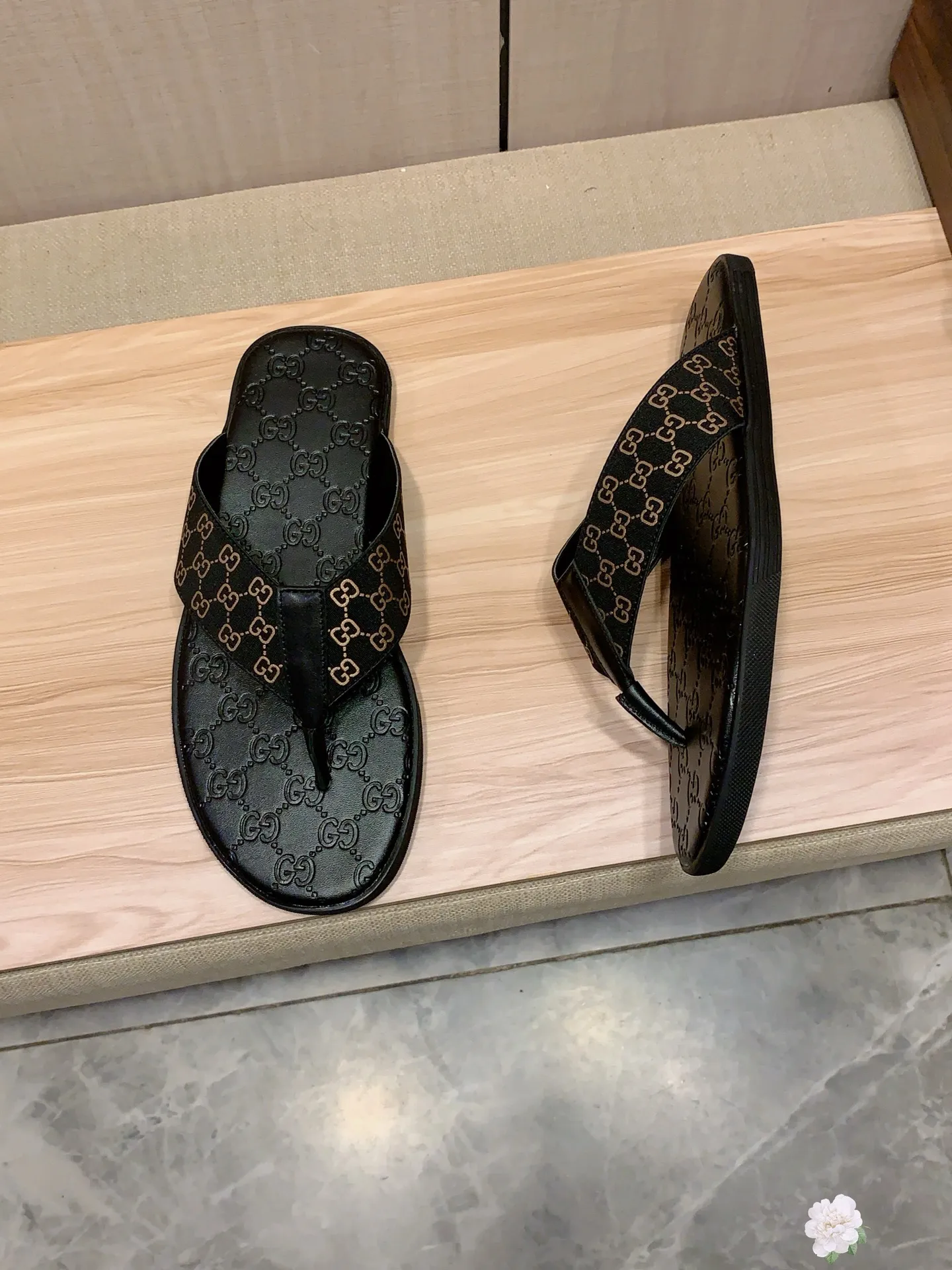 Slippers: New model: Factory price: 260💰💰🎩🎩🔥🔥《 Gucci* 》Series of slippers top purchasing agent🔍🔍Sold at the same time for men, original Italian imported webbing made of selected cowhide, exquisite workmanship,), sole: (super comfortable) original factory special sole, ⚠️exclusive double-layer movable molded sole super comfortable⚠️, real shot🎬the real thing is more beautiful🔍🔍266 regular code 38-44, can be ordered 45.